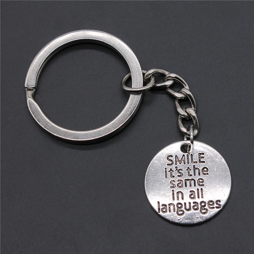 Сувениры подарок мужской брелок 2 цвета 20 мм улыбка такая же на всех языках