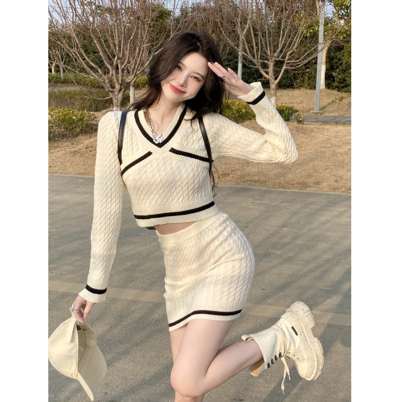 

Женский трикотажный костюм с V-образным вырезом и длинным рукавом