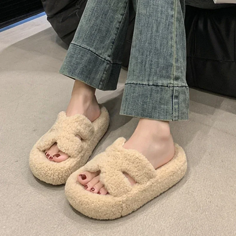 Новые однотонные элегантные теплые тапочки на толстой подошве с круглым носком и