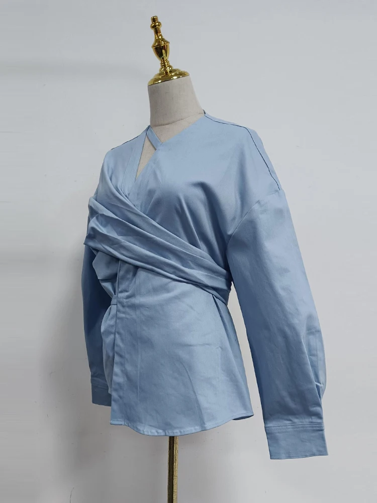 Женская Асимметричная блузка TWOTWINSTYLE белая однотонная с V-образным вырезом