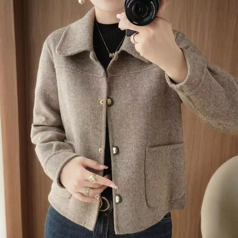 Женская короткая шерстяная куртка