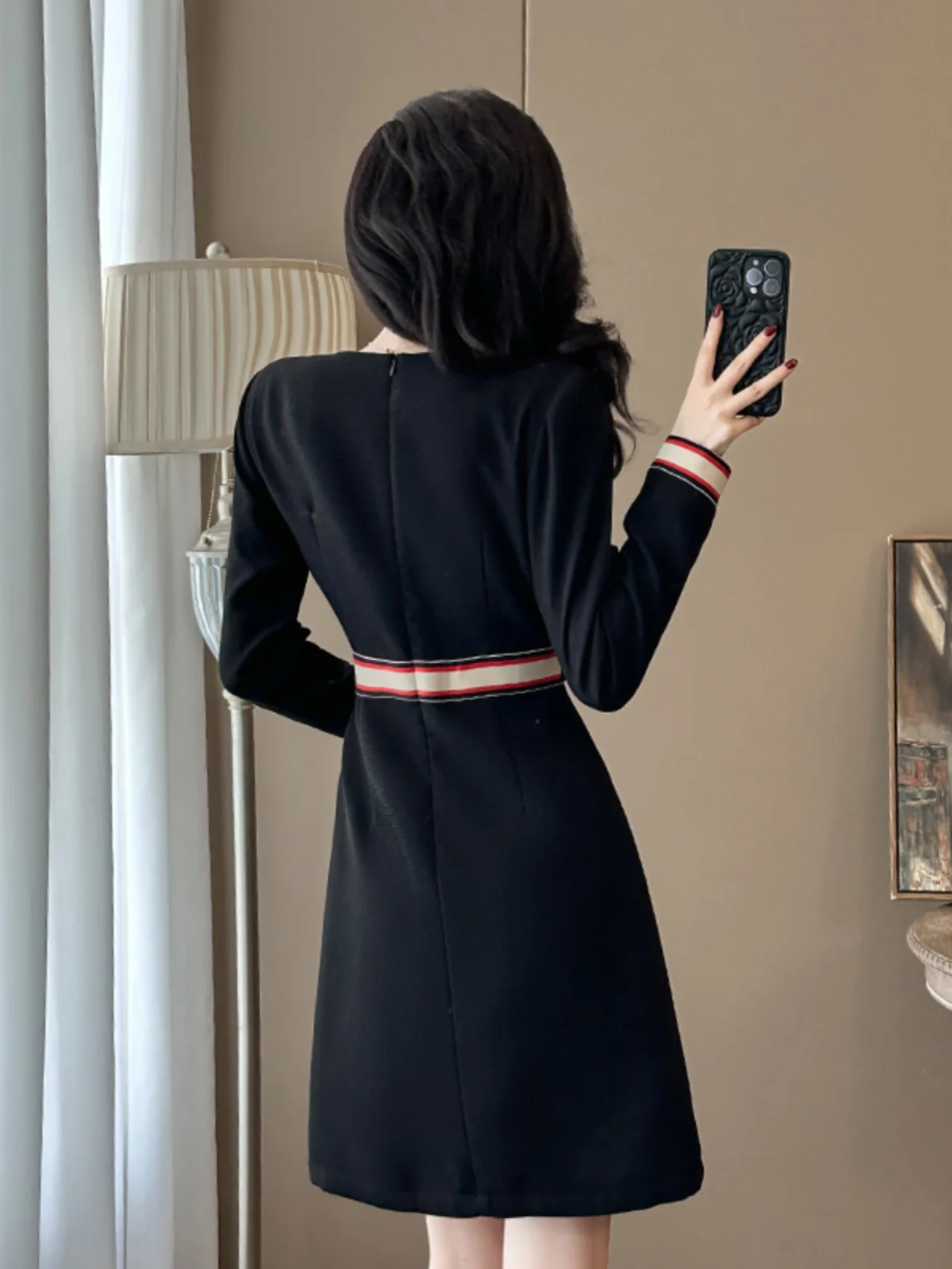 Маленькое женское платье на осень и зиму 2024 новая мода темперамент богиня