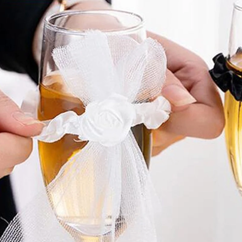 Свадебный набор бокалов для шампанского невесты и жениха черно-белое платье