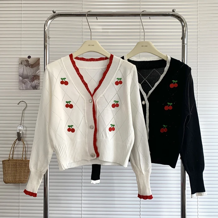 Женский вязаный кардиган с вышивкой вишни