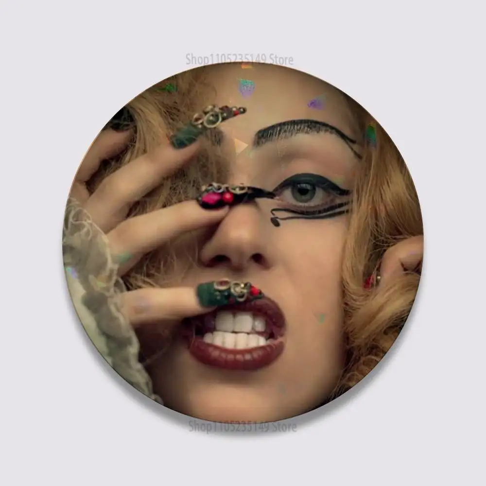 Фото Певица L-Lady Gaga 58, значок с героями мультфильмов, сценические броши на рюкзак, одежда, круглые эмалированные булавки ручной работы для ювелирных изделий, подарочная сумка, аксессуар №4