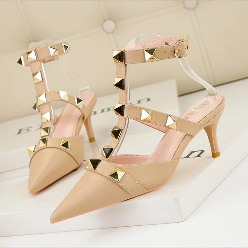 

2023 New Spring Fashion Rivets Sandals Women Pointed Toe Mid Heel 6CM Pumps Sexy Luxury Mule Brand Studded Shoe Zapatillas Mujer