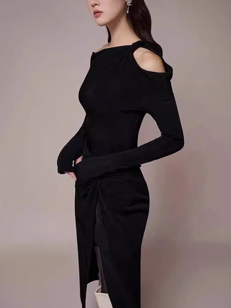 Женское платье трапециевидной формы с диагональным воротником и открытыми