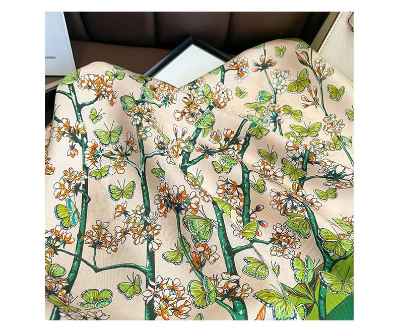 100% шелк. Новый стиль хорошего с квадратным шарфом и длиной 70 см. Праздничные