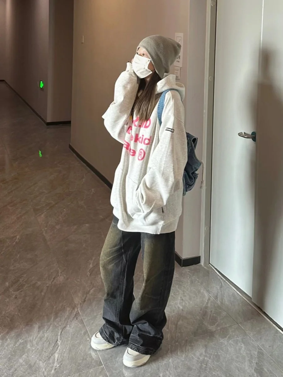 Рисунок 3 - Серый свитер с капюшоном и надписью для женщин