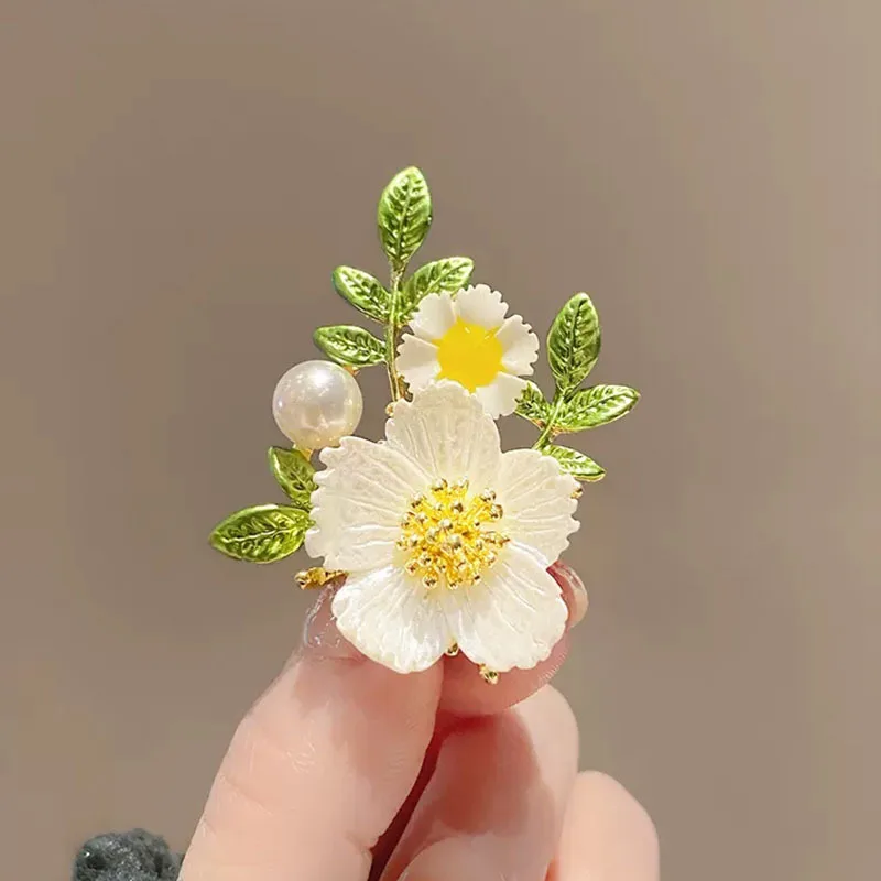 

Elegant Natural Shell Daisy Tulip Rose Flower Brooches for Women Rhinestone Pearl Brooch Pins Cute Clothing Accessories