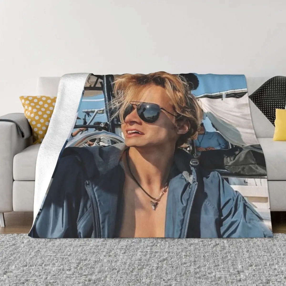 

Rudy Pankow Blanket Fleece Decoration Star Actor Breathable Lightweight Throw Blanket for Sofa Bedroom Bedding Throws