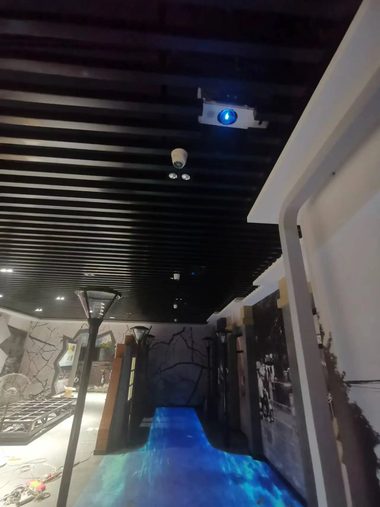 Интерактивная система проекции пола и стен DefiLabs с поддержкой 1 проектора до 4