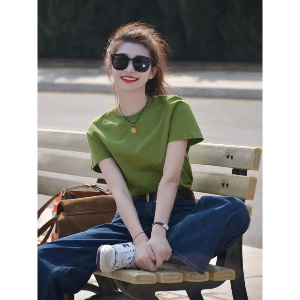 Женский костюм из двух предметов: короткая зеленая футболка и джинсы корейский