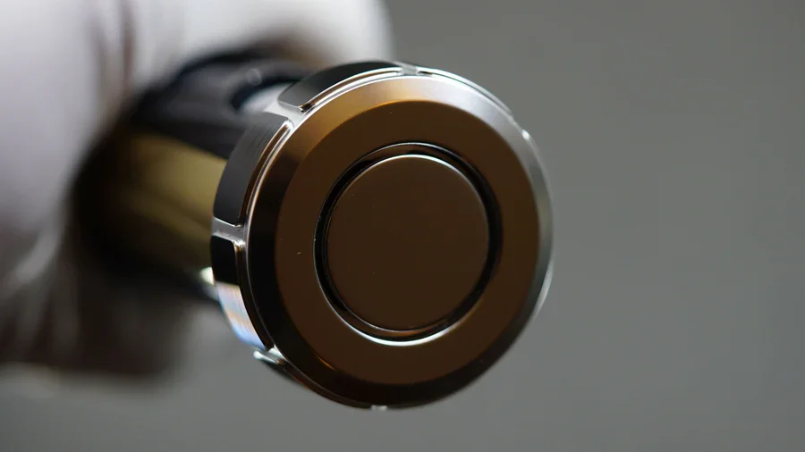 Рисунок 5 - Лазерный меч с серебряной или красной