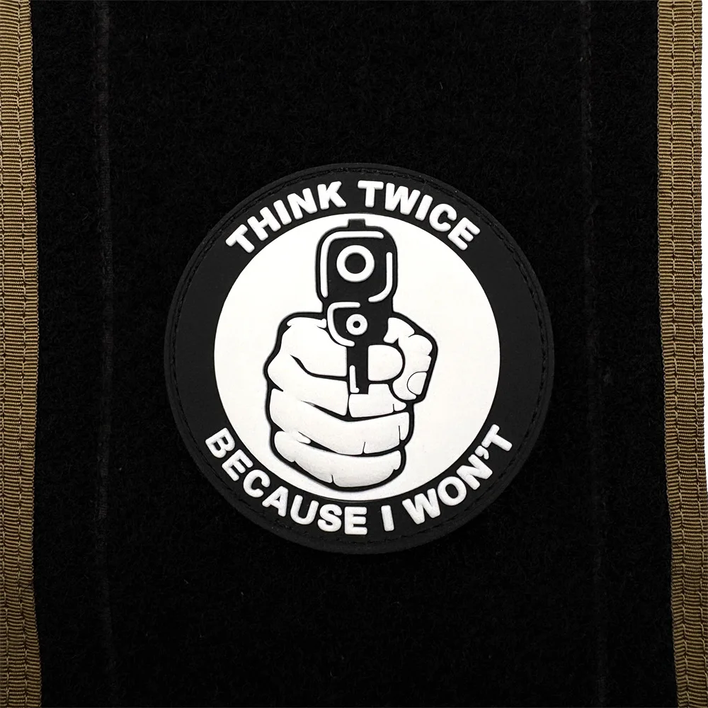 Фото Тактическая нашивка Think Twice из ПВХ с креплением на липучке, предупреждающая нашивка в форме пистолета, декоративный значок для активного отдыха, 4 варианта цвета №5
