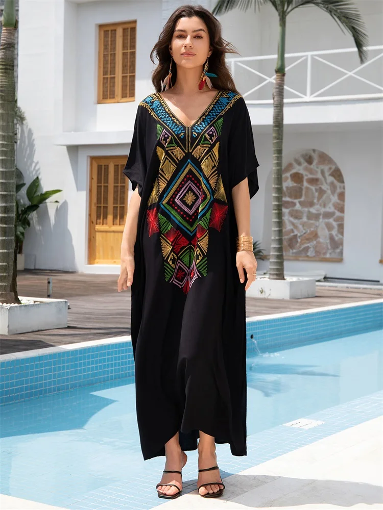 Элегантный черный кафтан с вышивкой в этническом стиле V-образным вырезом и