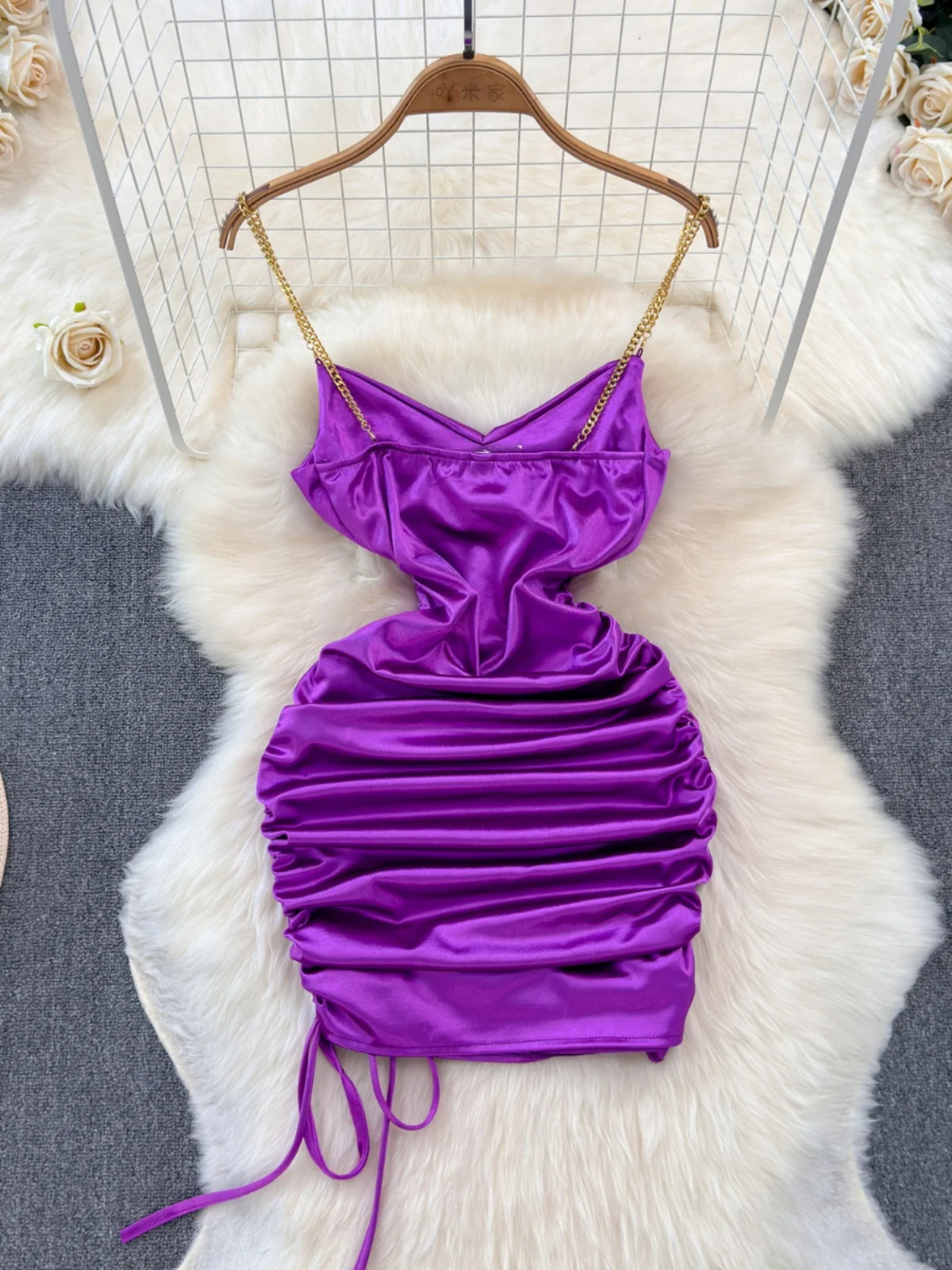 Женское атласное платье без рукавов с открытой спиной