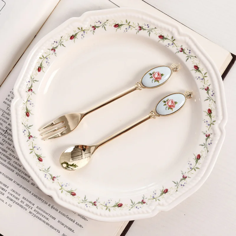 Vintage British Retro Wind Long Spoon Gold-plated Stainless Steel Coffee Spoon Milk Tea Shop Dessert Fruit Dessert Forks