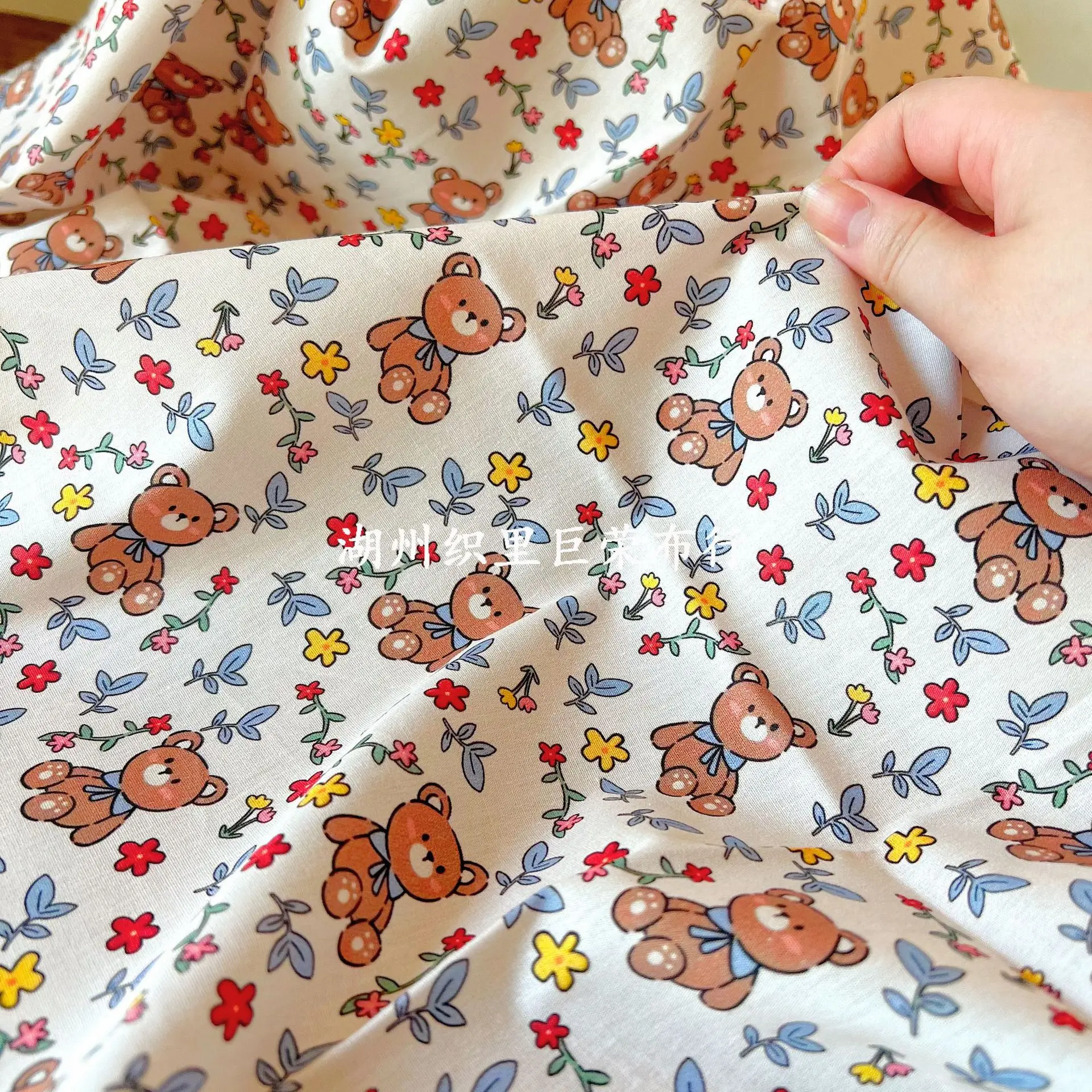 

(100 см) Корейская версия хлопчатобумажной ткани с цифровой печатью хлопчатобумажная ткань в стиле ретро с медведем маленькая цветочная ткань