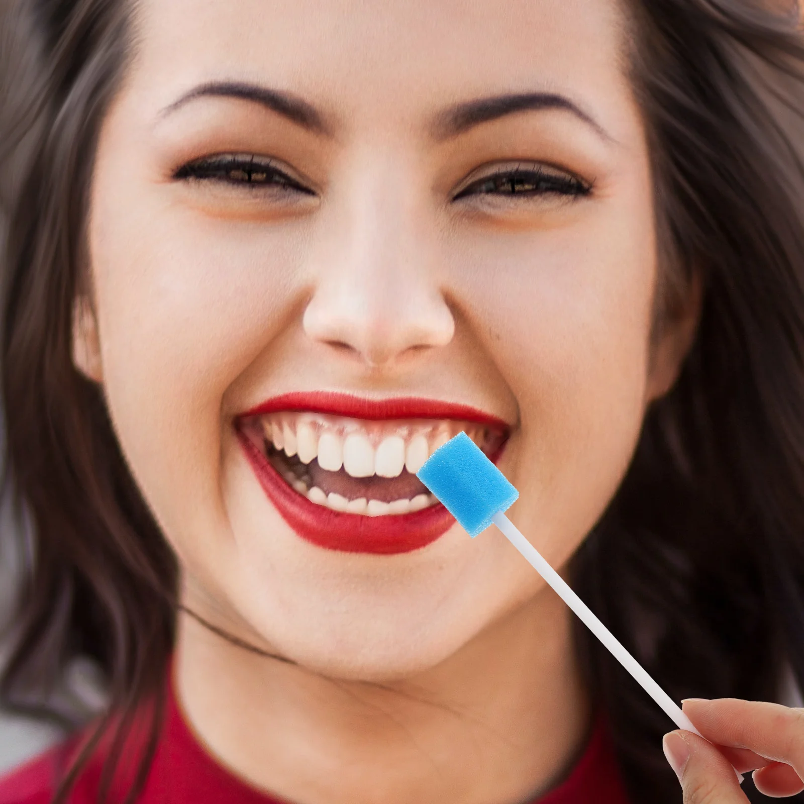 ручка рот. девушка грызет карандаш.