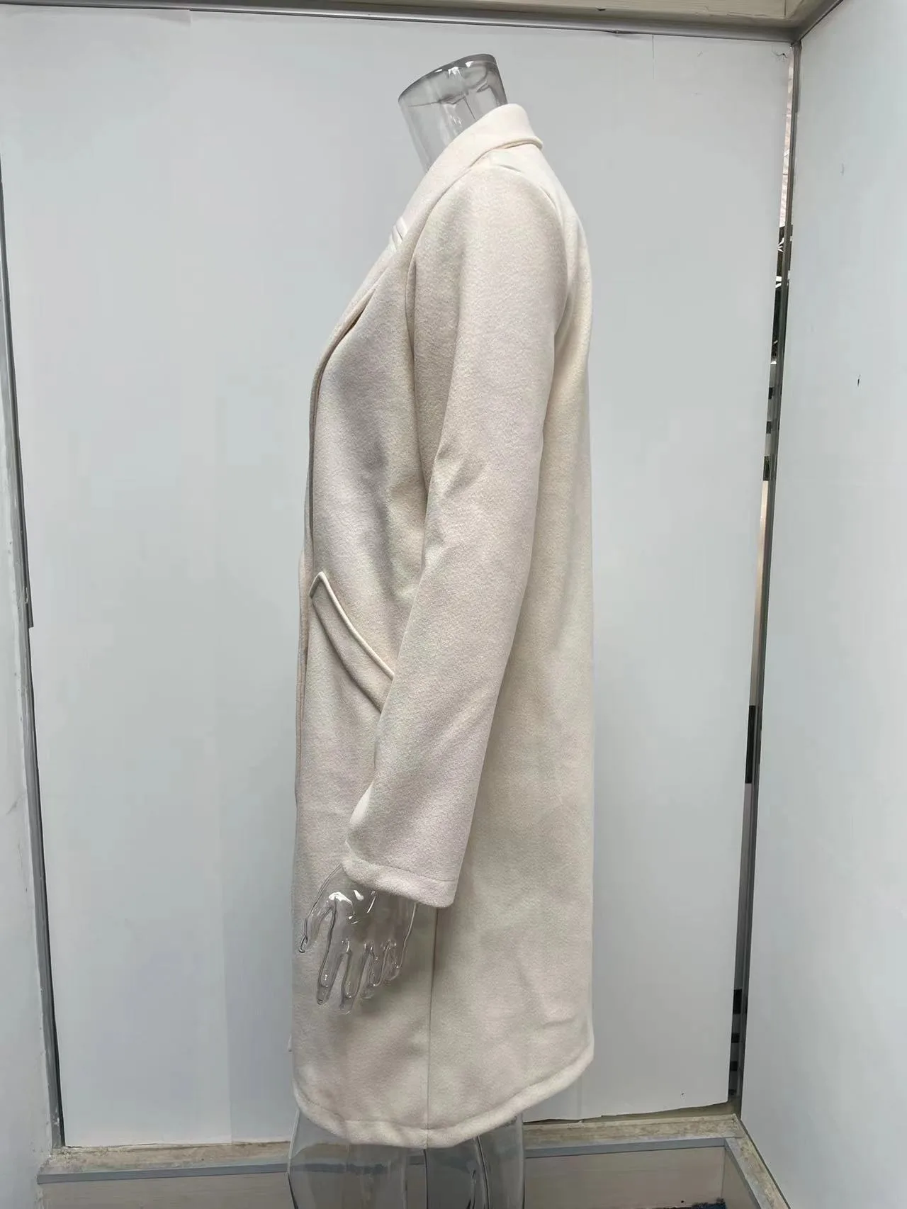 Женское шерстяное пальто однотонное средней длины на пуговицах с отложным