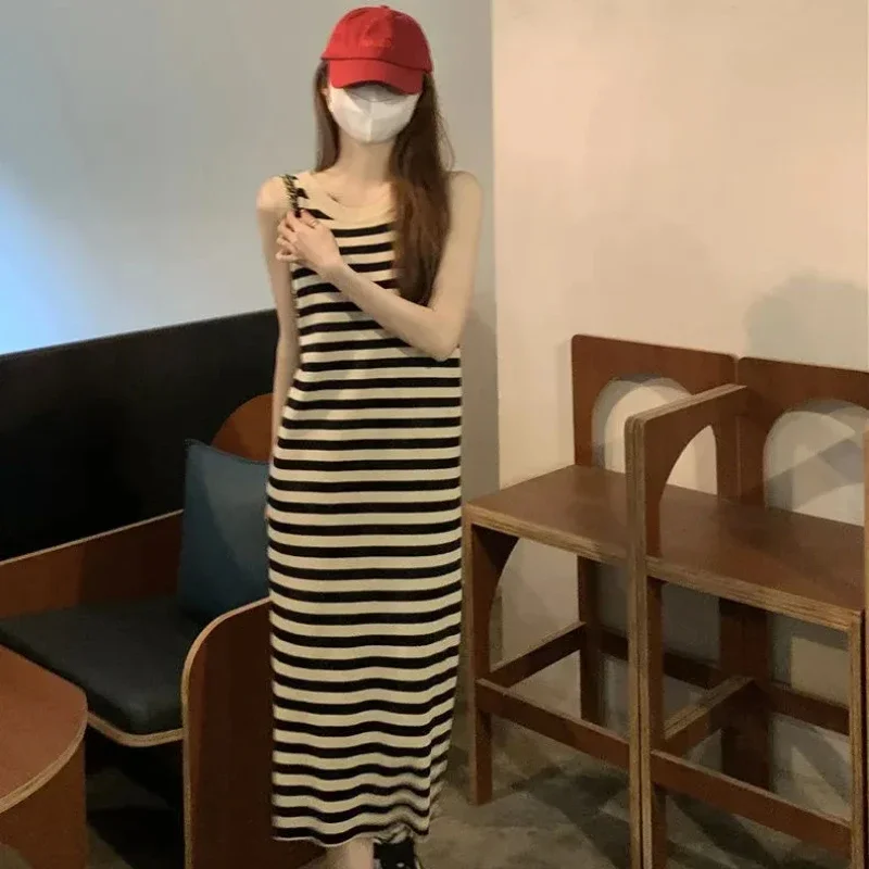 Женское трикотажное платье в полоску повседневное длинное без рукавов с круглым