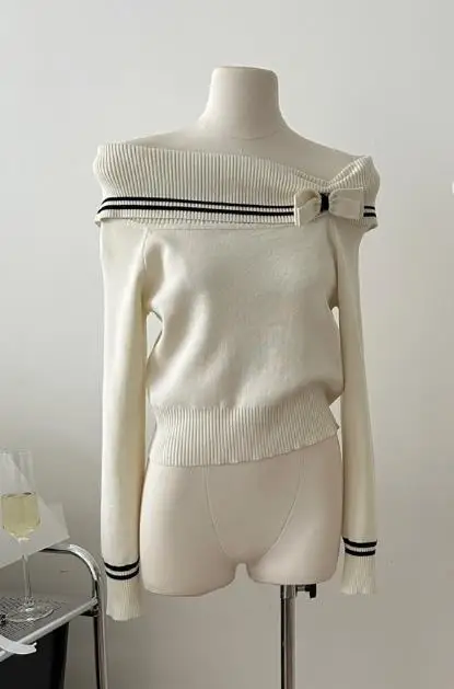 Женский трикотажный свитер с открытыми плечами и длинным рукавом