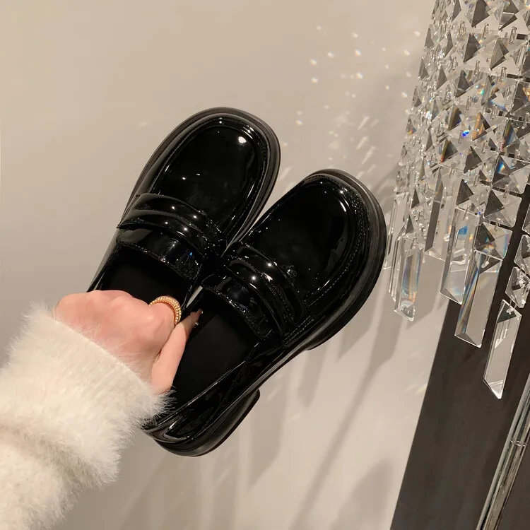 Женская обувь из лакированной кожи женские лоферы на высоком каблуке Осенняя