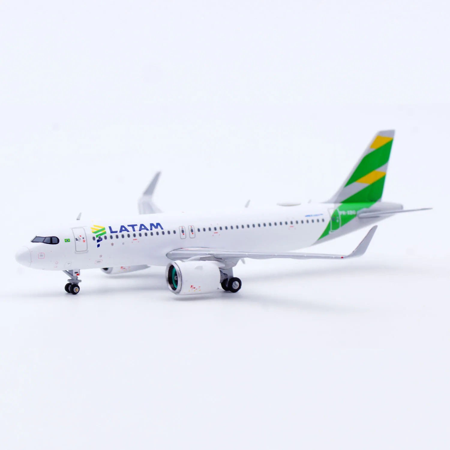 Фото Коллекционная модель самолета из сплава XX40210 JC Wings 1:400 LATAM Airlines Airbus A320neo PR-XBG с подставкой №5