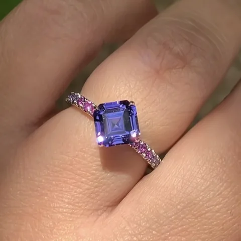 Серебряные квадратные и круглые кольца с фиолетовым камнем