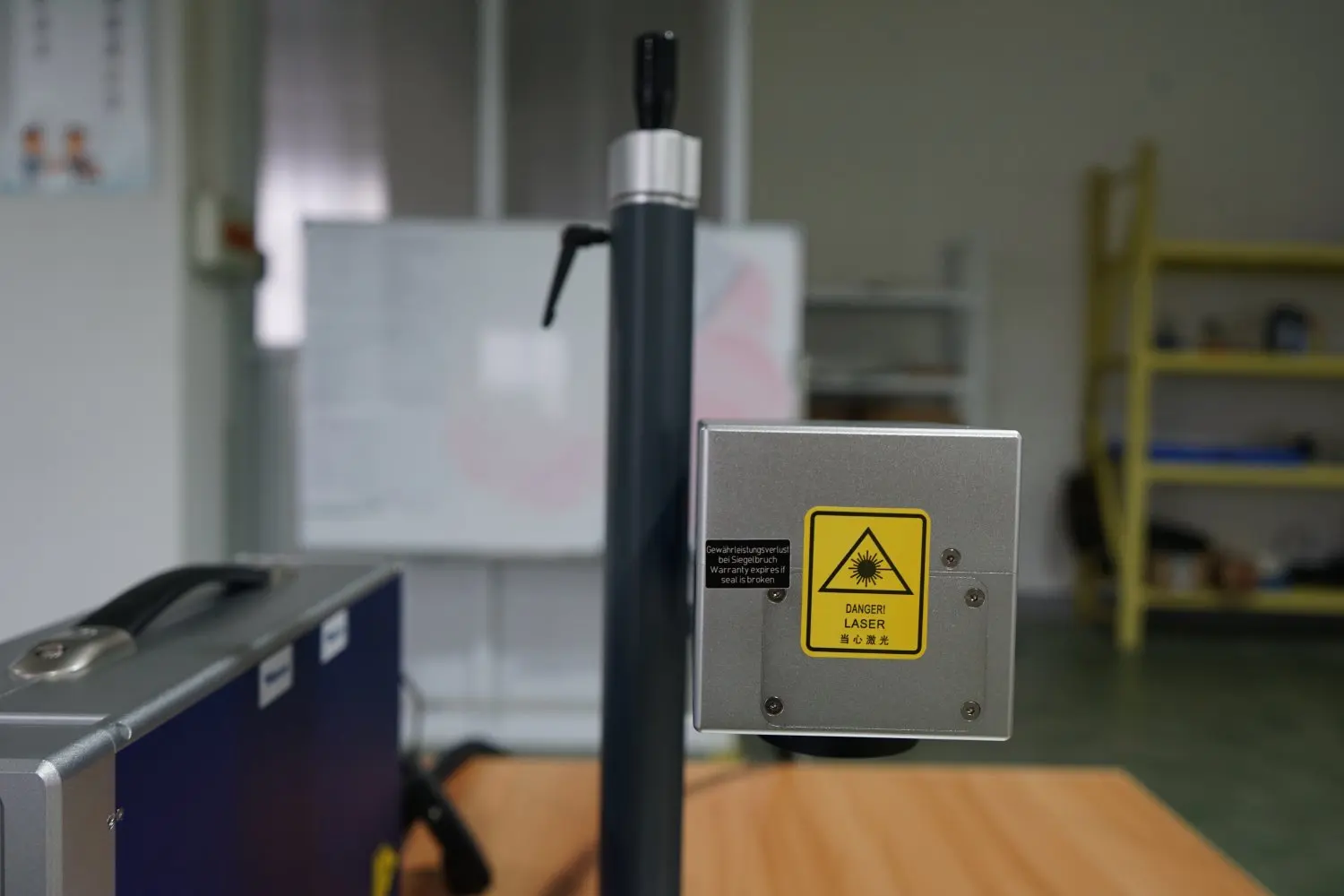 20 Вт 50 волоконная лазерная маркировочная машина с вращением для номера партии на