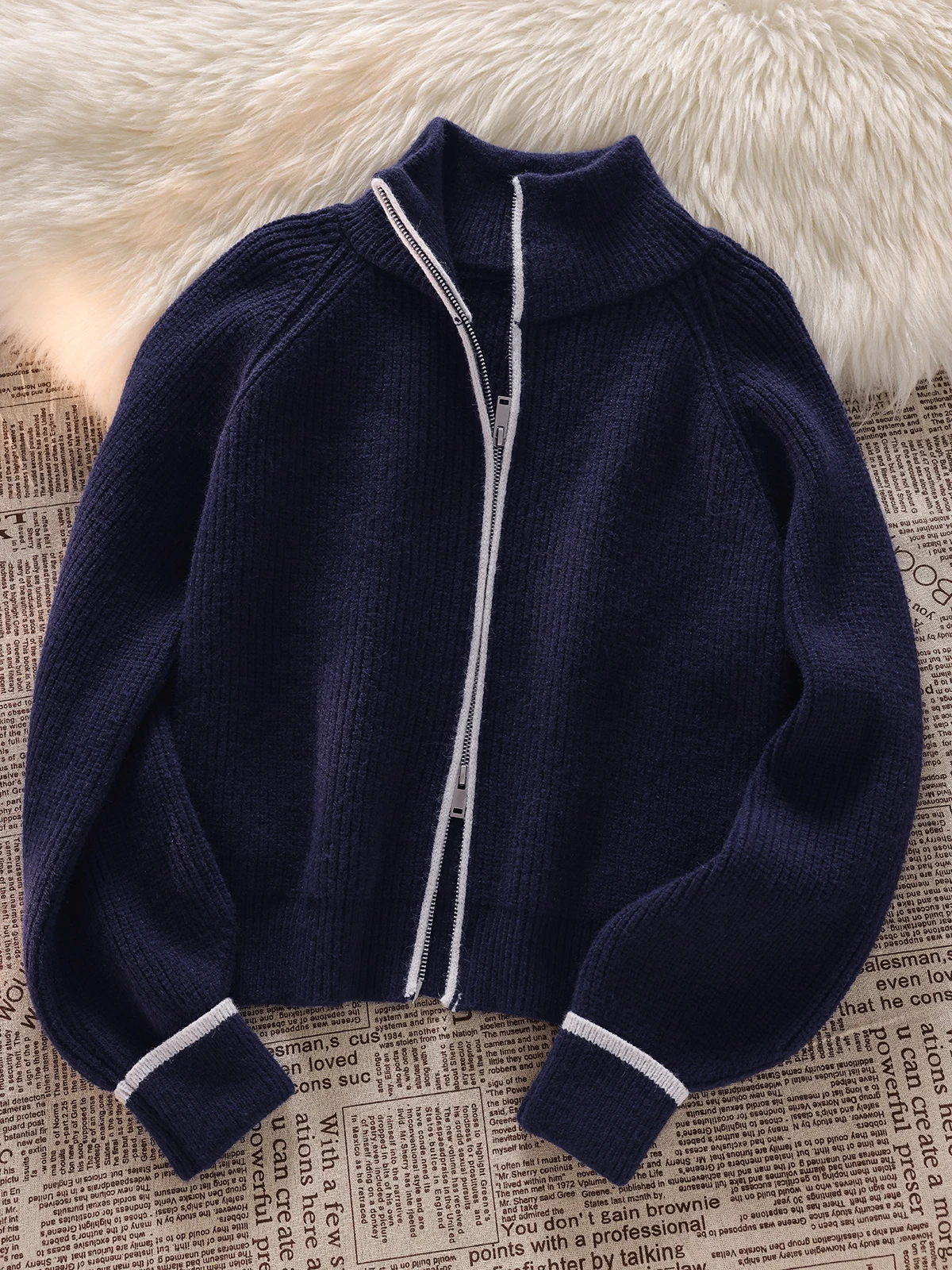 Просто закрыть глаза и ввод! Темперамент плюс очки! Темно-синий свитер на молнии