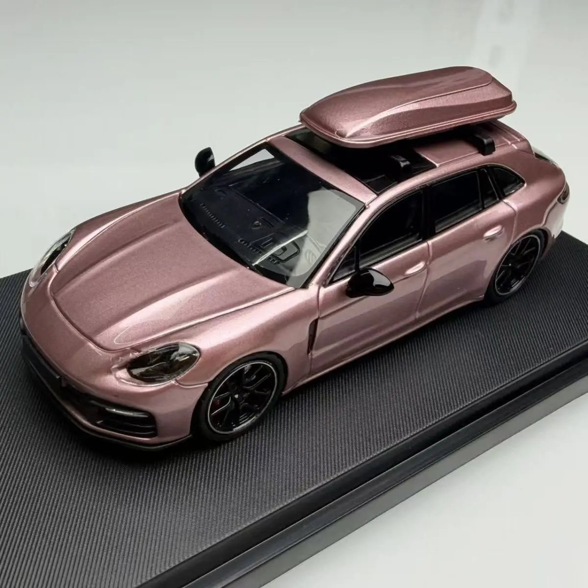 Фото Модель автомобиля Porsche Pamela Touring Edition из литого металла в масштабе 1:64 от Ghost Player. №3
