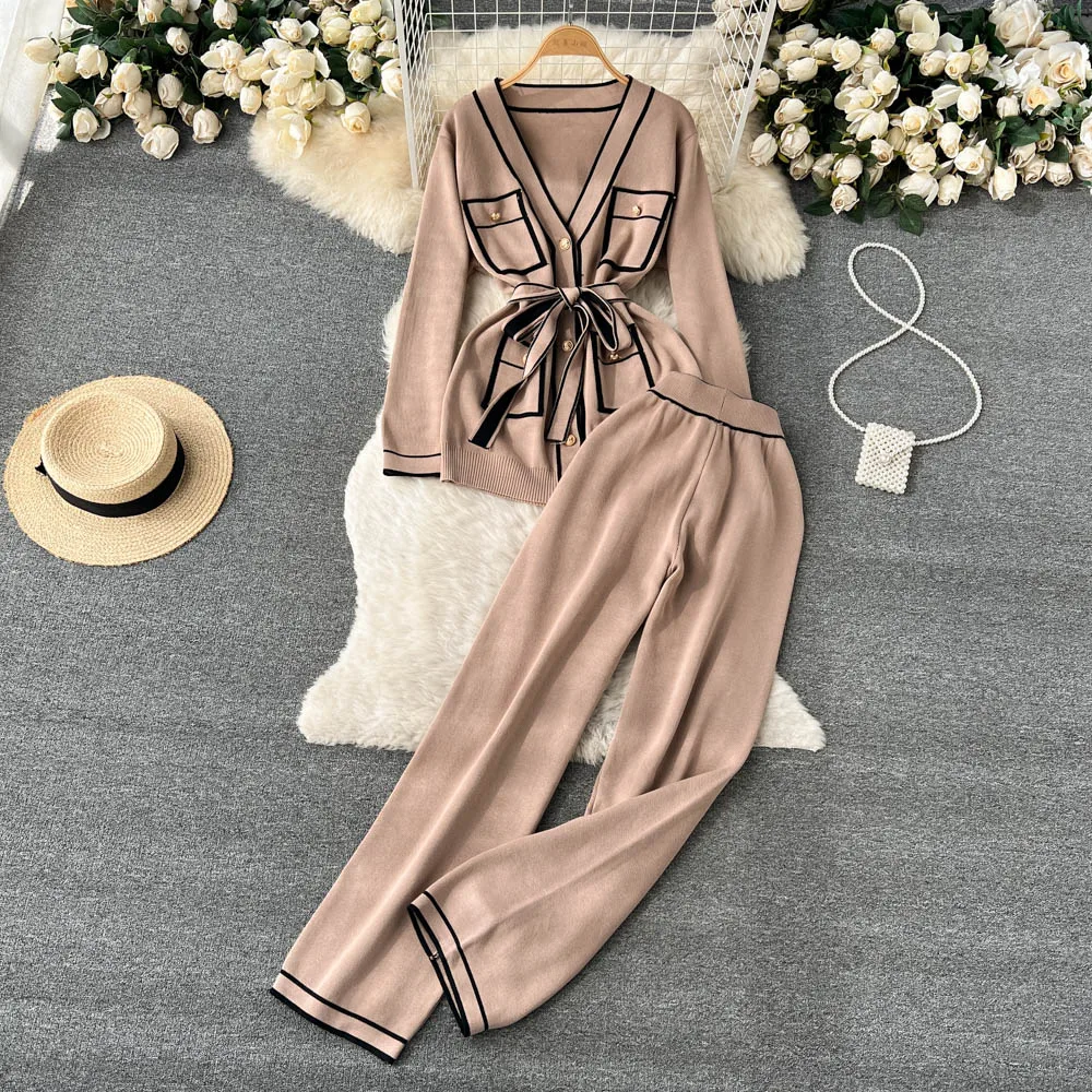 

2022 Autumn Winter New Color Contrast Suit Women+long-sleeved V-neck Lace-up Sweater+two-piece Trousers with Drooping Feeling.