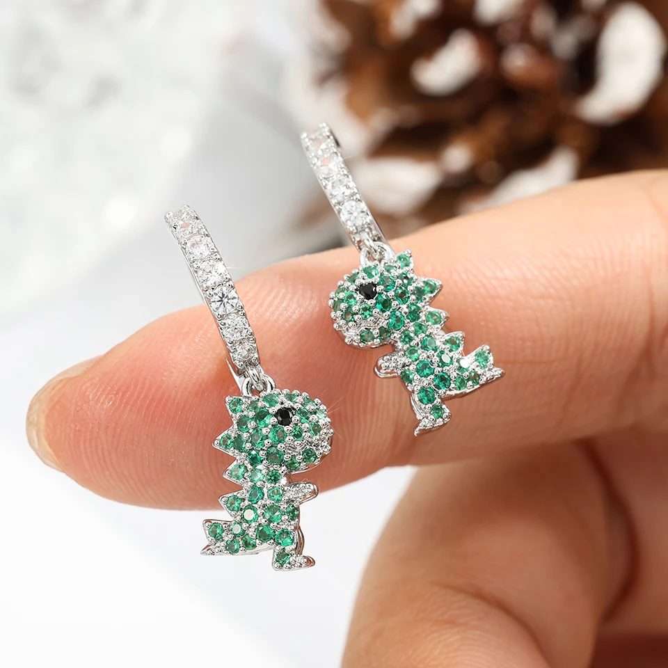 Серьги-кольца ZAKOL с зеленым цирконием в форме динозавра для женщин и девочек.