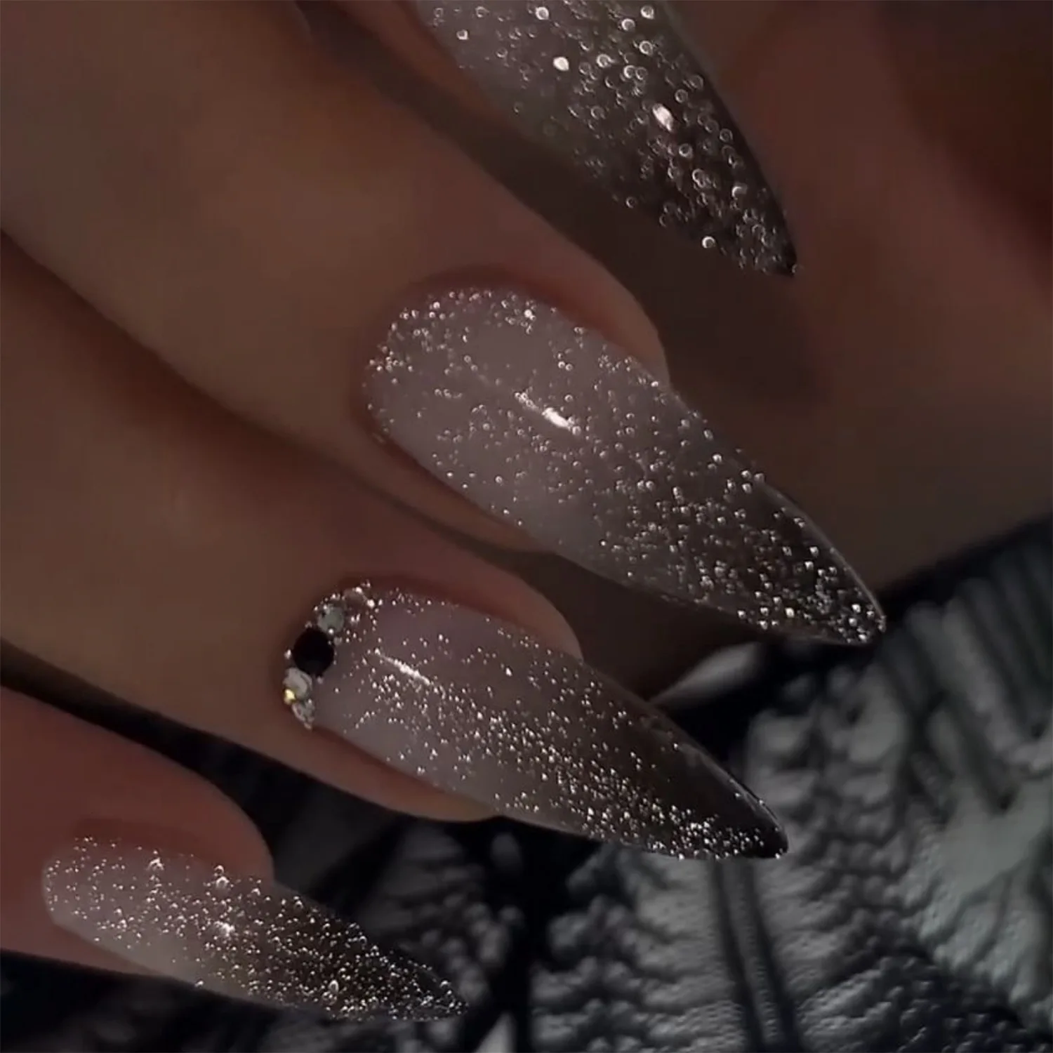 Фото 24 шт. Y2k Long Stiletto Press On Nails Gradient Black French Style Flash Sequins Fake Nai Diamond Decor Накладные ногти для горячих девушек №1