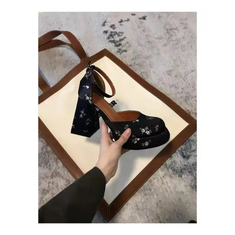 Женские сандалии на платформе с ремешком щиколотке блестящие золотого и