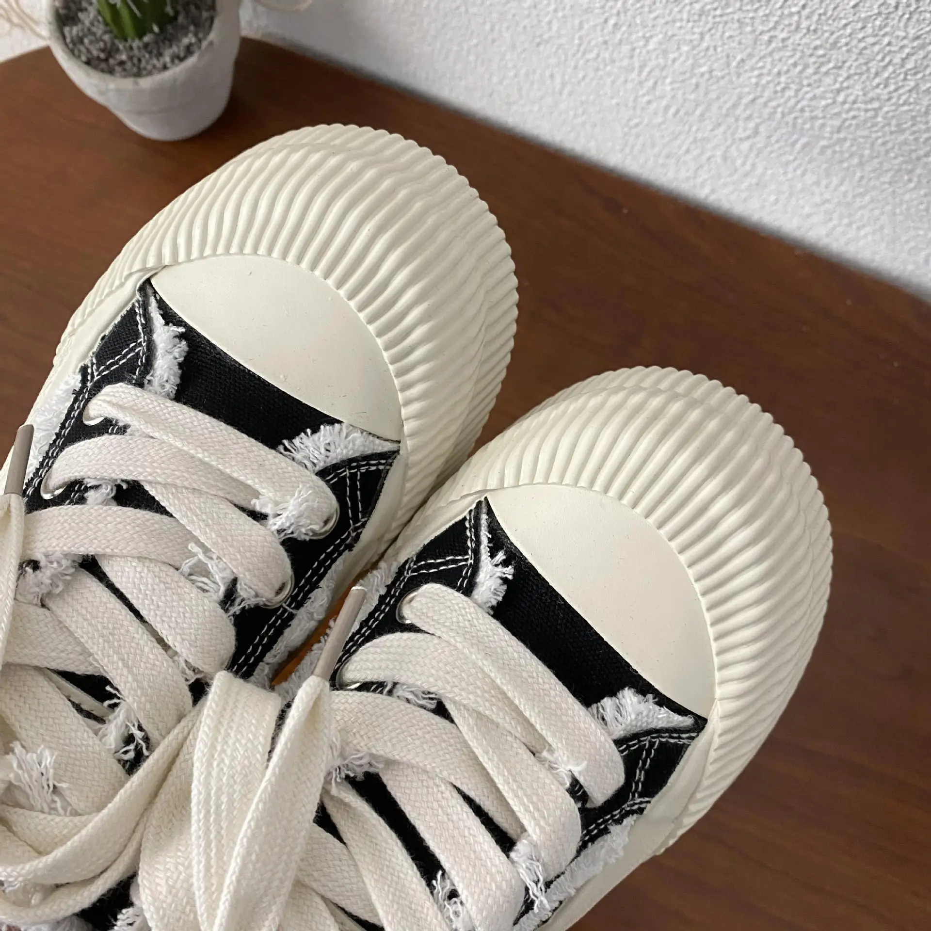 Женские холщовые кроссовки на шнуровке черные повседневные спортивные туфли