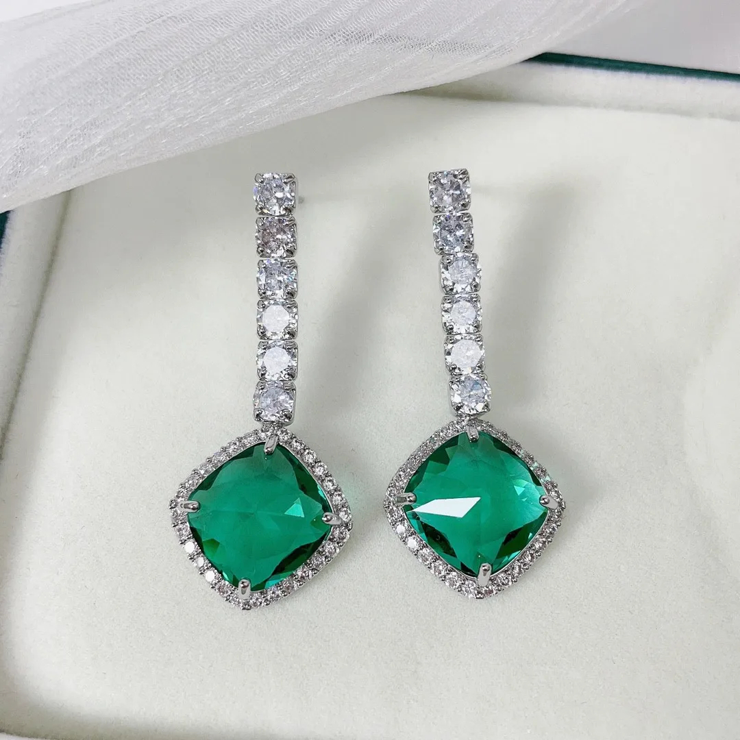 

Женские серьги из циркония билицветные квадратные