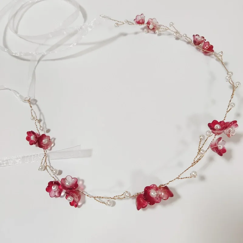 Очаровательный женский головной убор невесты с зелеными цветами расшитый