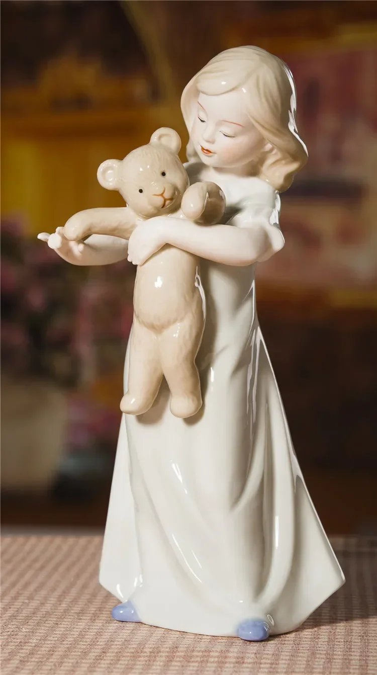 Статуэтка фарфоровая с девочкой и плюшевым медведем Керамическая кукла