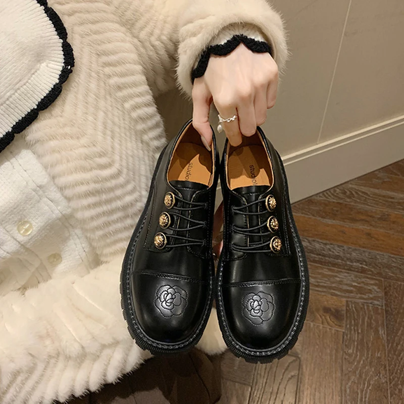 

Женские лоферы в британском стиле, маленькие кожаные туфли на толстой подошве, с металлическим украшением, в стиле ретро, 2023