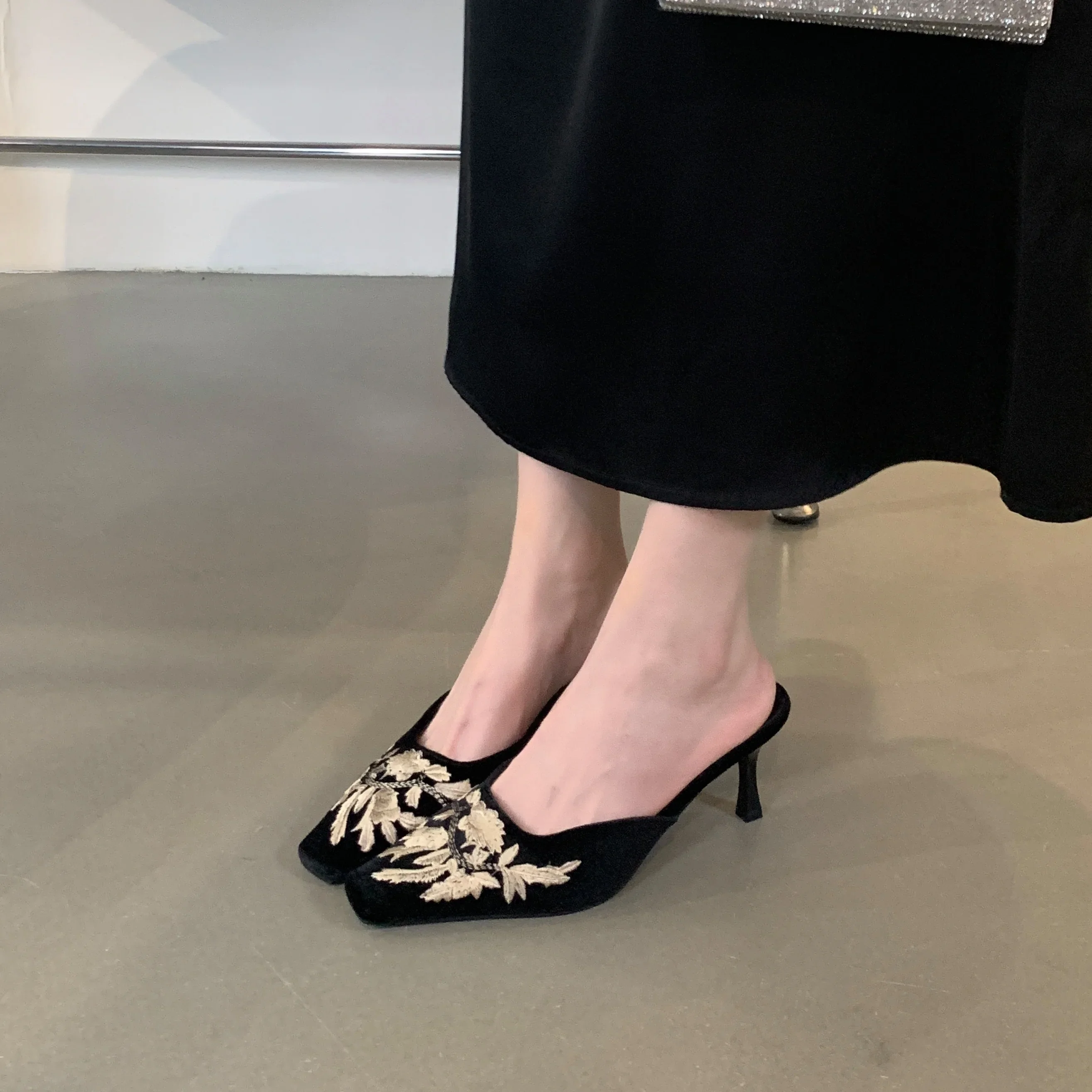 Осень 2024 модные женские замшевые тапочки на высоком каблуке с цветочной вышивкой