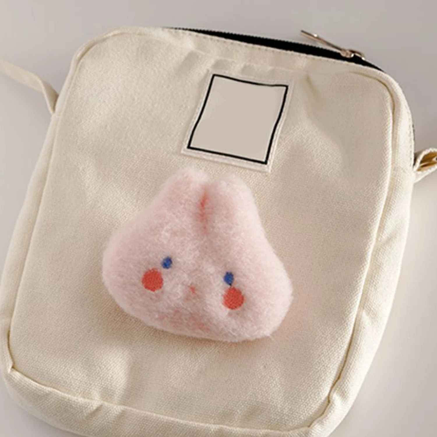 Брошь в виде кролика