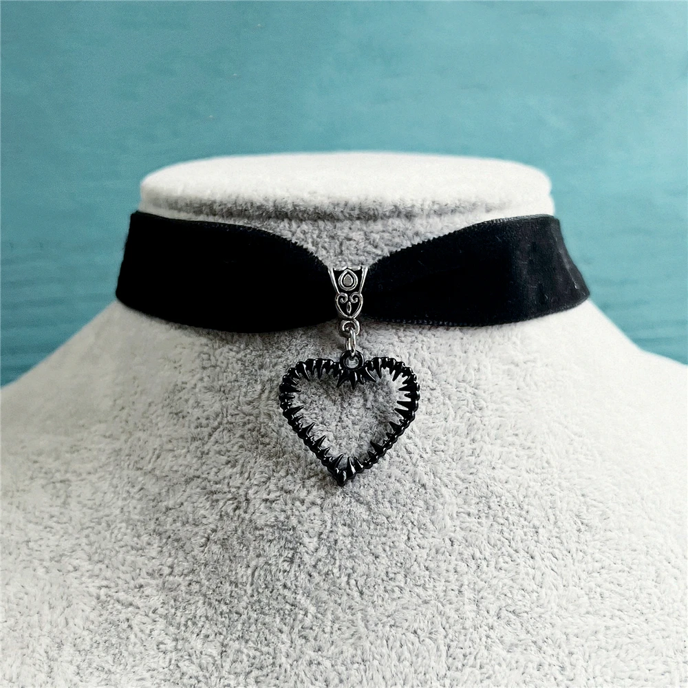 

Girls Jewelry Gothic Hollow Heart Thorns Chokers Velvet Vampire Necklace Witch Collar Bijoux Femme 2022 New