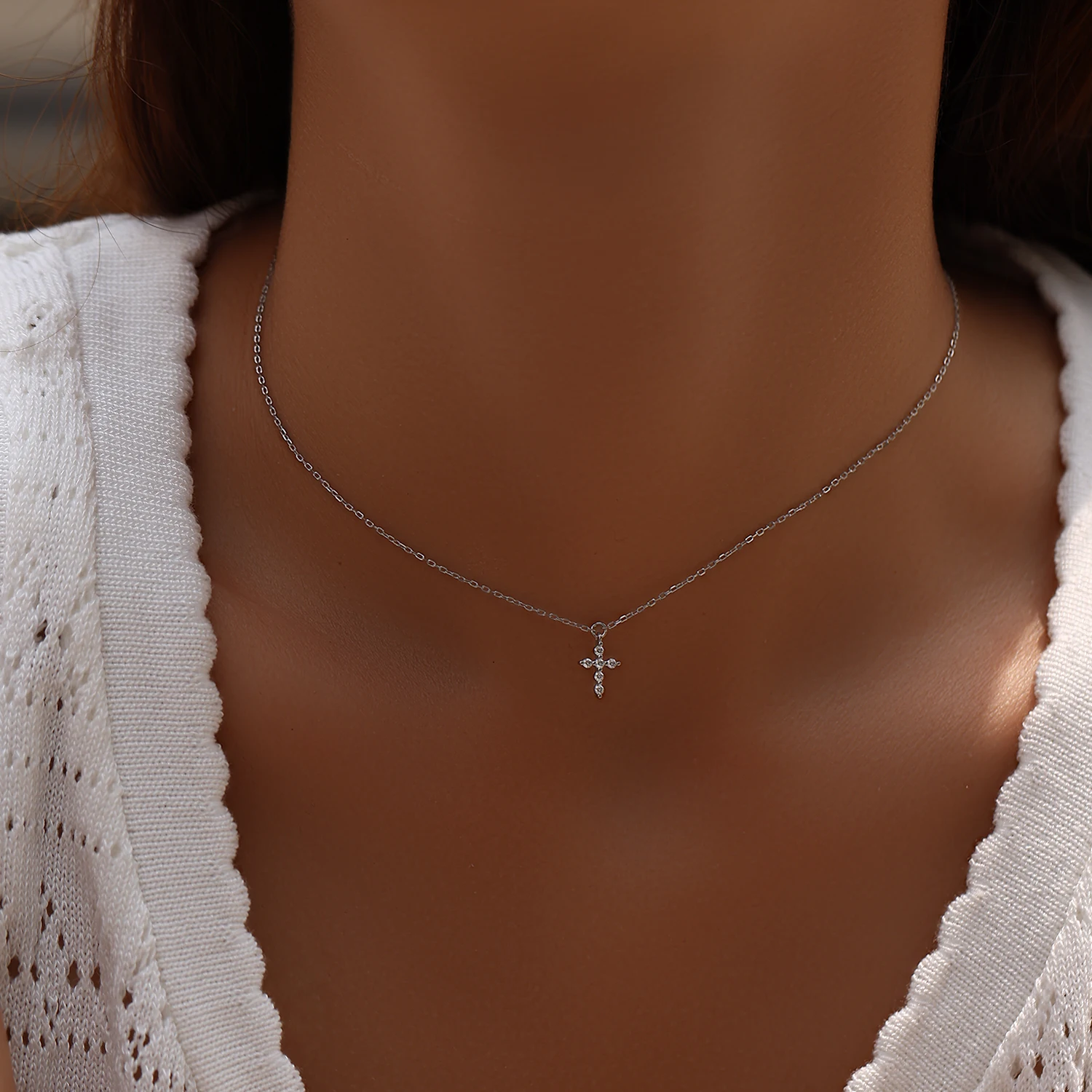 Фото Ожерелье с подвеской MODIAN D Color Moissanite из стерлингового серебра 925 пробы, маленькая цепочка с крестиком, минималистичные изысканные ювелирные изделия, подарочная коробка для женщин №3