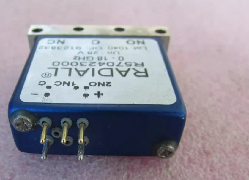 

1шт РАДИАЛЬНЫЙ R 570432000 Р 570423000 12 В 28 В 0-18 ГГц SPDT RF SMA RF микроволновый коаксиальный переключатель