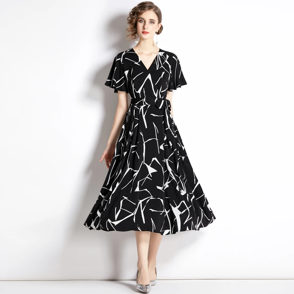 

2022 Women's Summer New Korean High-end Temperament V-neck Flare Sleeve Lace Up Slim Fit Fashion High Waist Holiday Dress