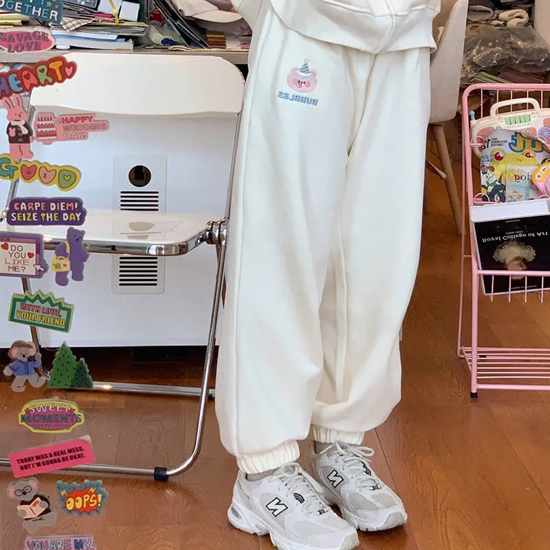 

Японские Женские Брюки бежевые спортивные брюки с вышивкой в виде медведя Широкие штаны кавайные штаны с высокой талией новинка зимние жен...