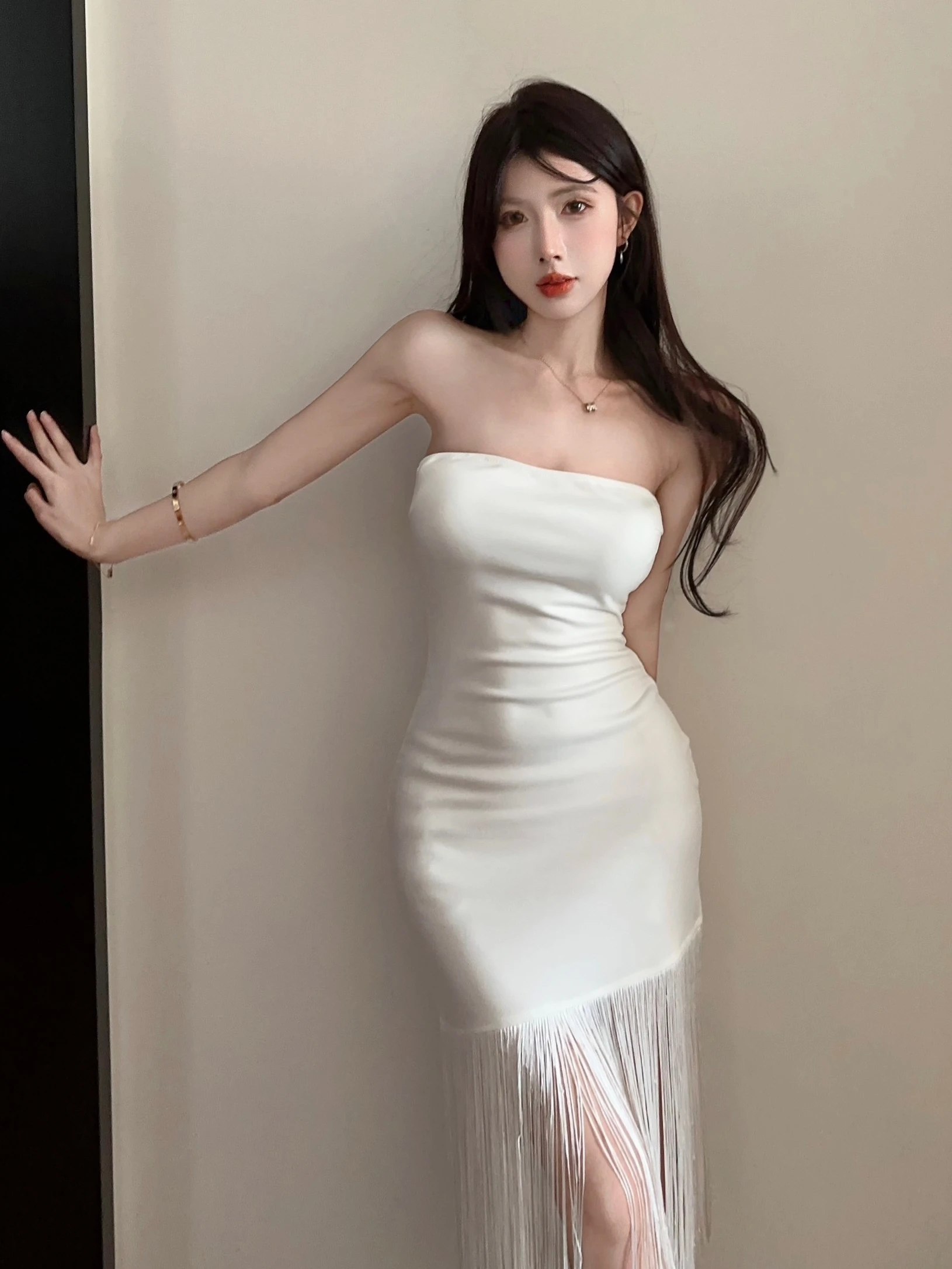 

Женское платье без бретелек, белое Привлекательное платье с бахромой и кисточками, лето 2023